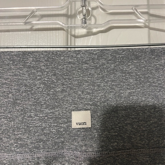 Vuori Heather Gray Women's Bike Shorts - Picture 3 of 5